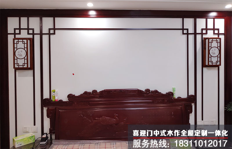 中式花格木线条在卧室床头背景墙上的安装使用效果图